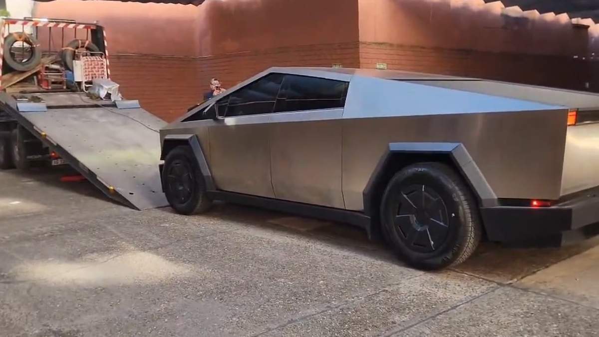 Una grúa se llevó el Tesla del diputado libertario