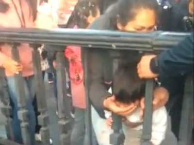 Niño queda atrapado al meter la cabeza entre los barrotes del metro Zócalo/Tenochtitlán (Video)