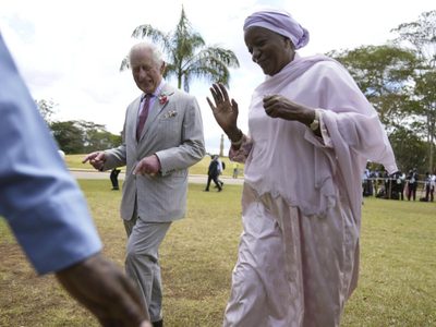Carlos III visita un cementerio en Kenia tras expresar su "arrepentimiento" por violencia colonial