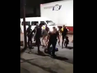 Asaltantes de combi quedan inconscientes sobre el asfalto tras ser golpeados por pasajeros (Video)