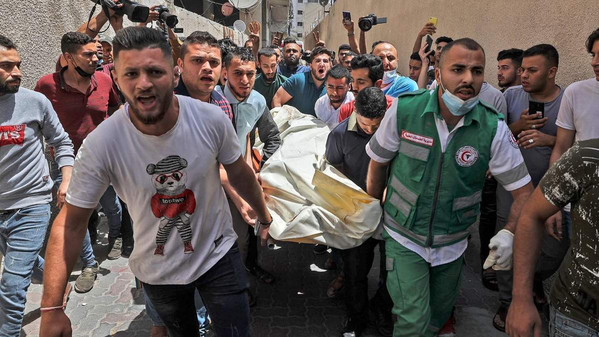 Personas trasladan a los heridos de la Franja de Gaza a los hospitales de Cisjordania. Fuente: (Twitter)