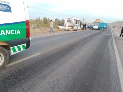 Un choque entre un camión y un minibus terminó con 23 personas hospitalizadas