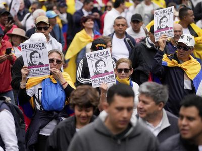 Miles de opositores protestan en Colombia contra el gobierno de Gustavo Petro