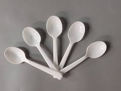Con solo cucharitas plásticas: creá estos hermosos arbolitos de Navidad para decorar tu living