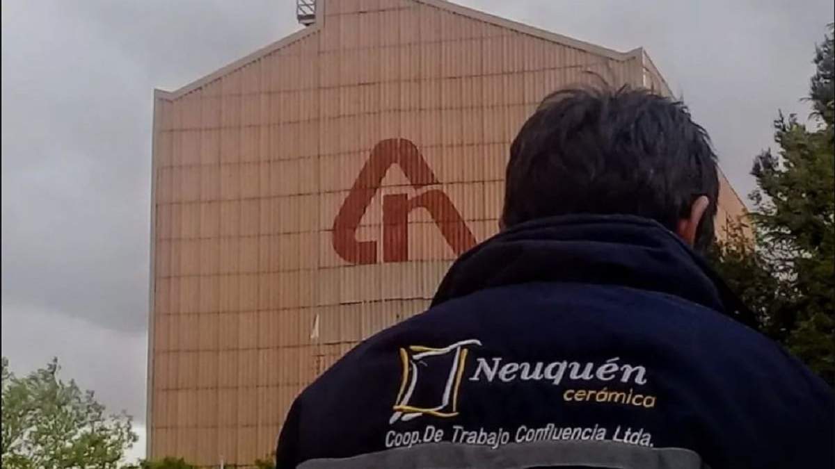 Trabajadores de Cerámica Neuquén resisten el avance del remate de la empresa. Fuente: (Noticias Neuquén)