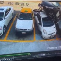 Conductor de un auto choca y cae sobre cuatro vehículos en San Pedro, NL (Video)