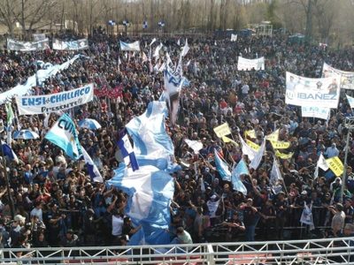 Figueroa participó de asamblea de petroleros en Rincón de los Sauces y recibió respaldo de Rucci
