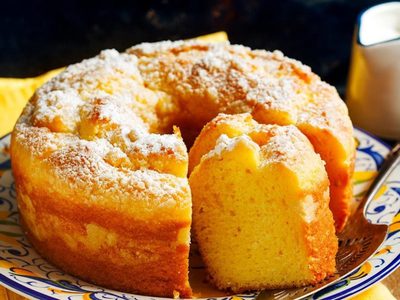 Torta de yogurt sin harinas: esponjosa y fácil de hacer, la receta ideal para la merienda del finde