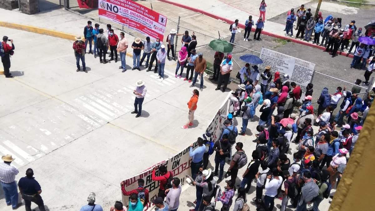 Normalistas, padres de familia y partidarios de los estudiantes han exigido justicia para los jóvenes detenidos