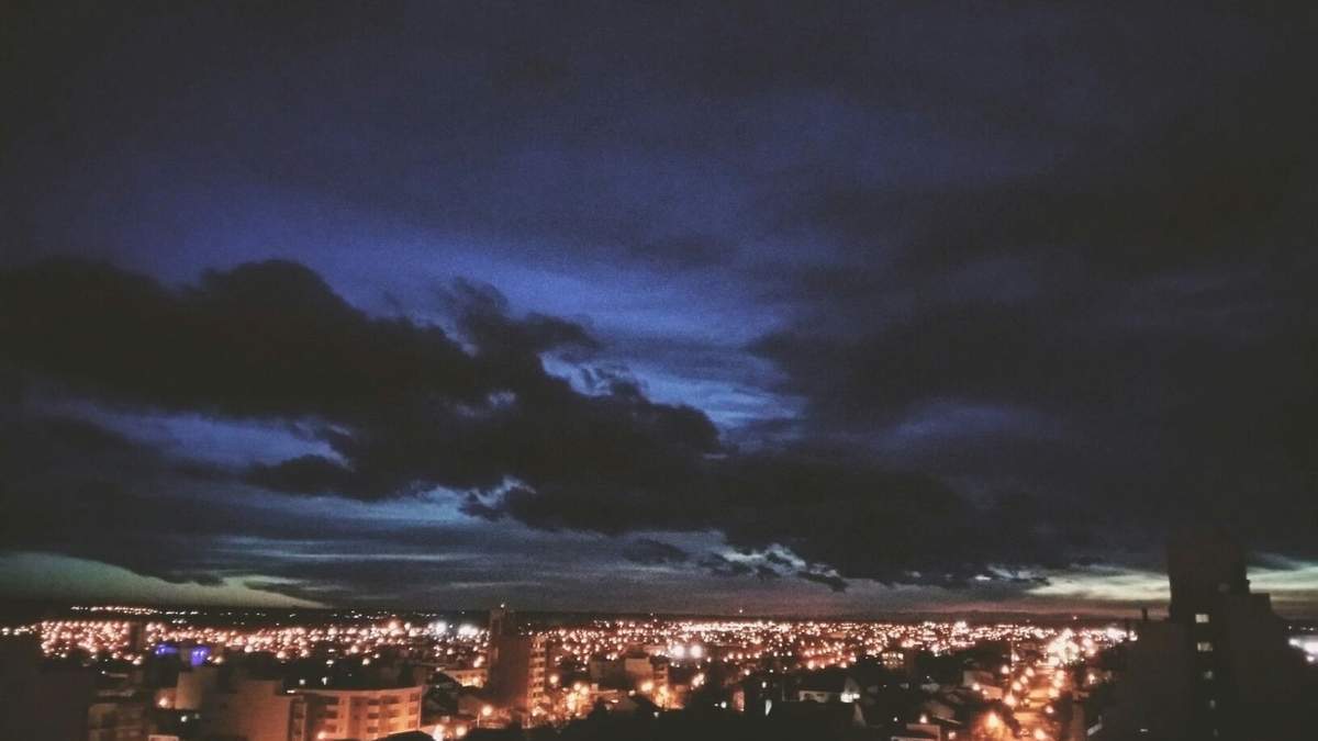 Neuquén Capital de noche. Fuente: (Twitter)