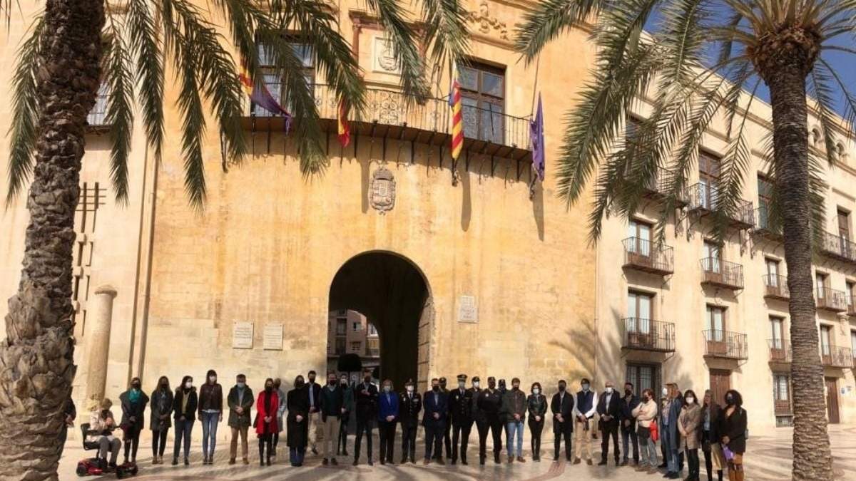 El Ayuntamiento de Elche decretó tres días de luto oficial en memoria de las víctimas del parricidio