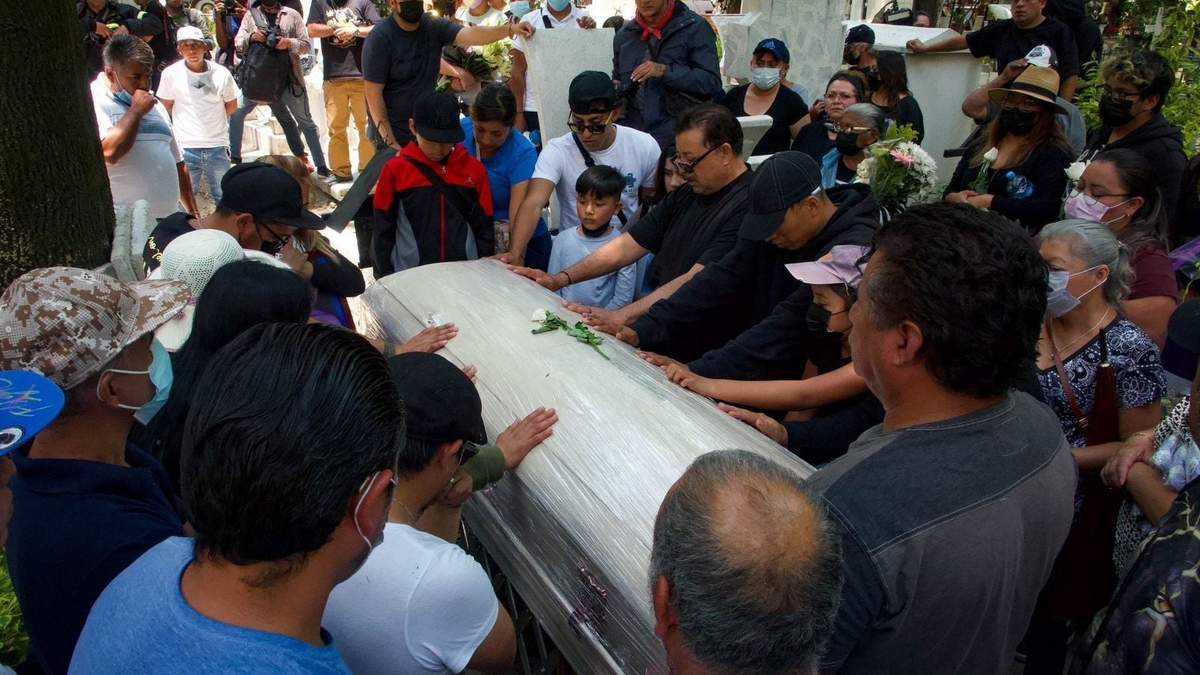 Familiares y amigos durante el sepelio de Perla Cristal en Panteón Xilotepec