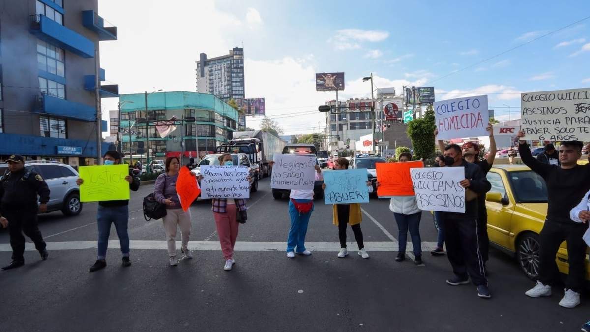 Protesta de padres contra el Colegio Williams