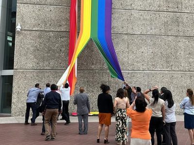Sindicalistas destruyen bandera de la comunidad LGBTI+ en la sede del Infonavit