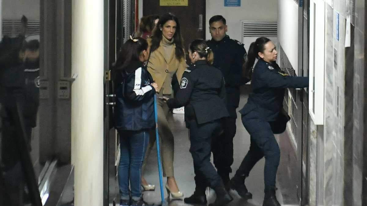 La jueza Julieta Makintach, quien está en el ojo de la tormenta por la producción de un documental en el juicio por la muerte de Diego Maradona, llegó al tribunal de San Isidro.