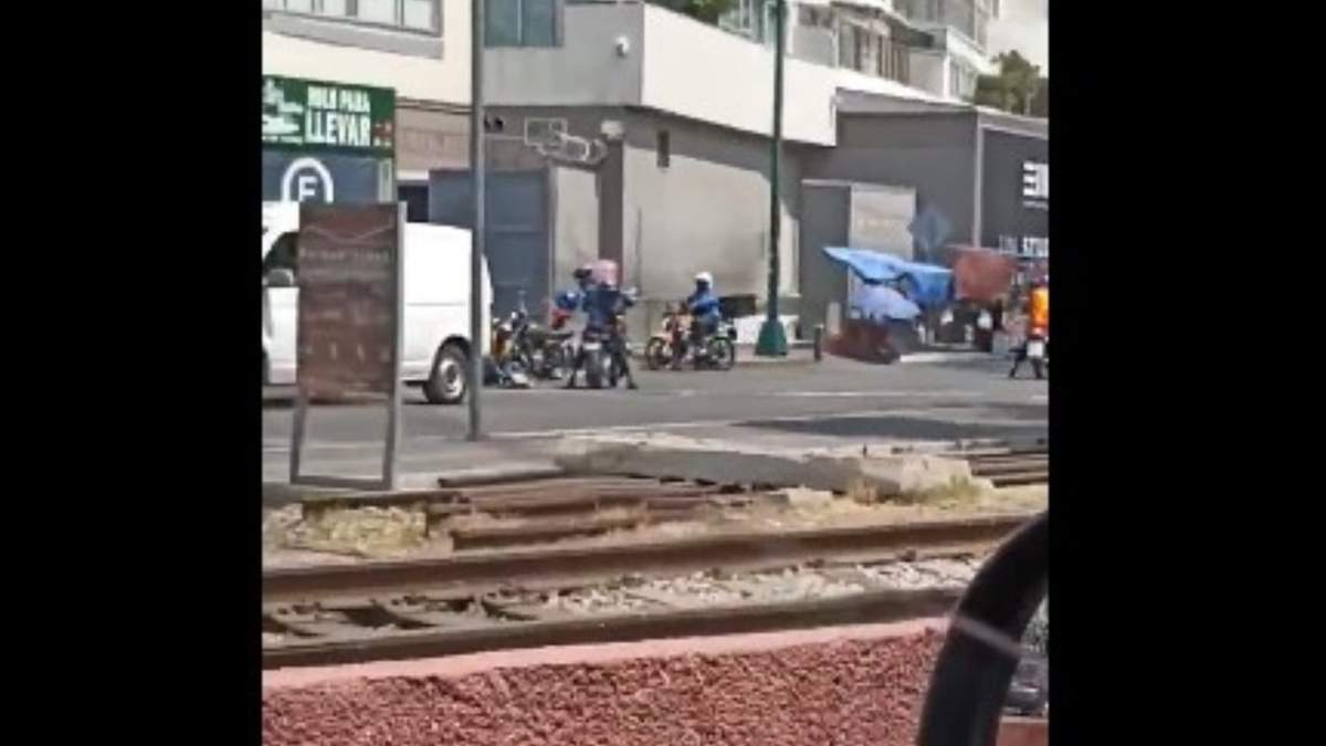 Tripulantes de tres motocicletas le cerraron el paso, ordenarona automovilista que bajara y como puso resistencia, le dispararon de manera directa.