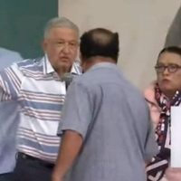AMLO responde a portazo en Huauchinango: “Tengo mi ángel de la guarda”