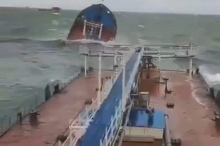 Esta foto tomada de un video publicado por la Fiscalía de Transporte del Sur de Rusia, muestra un petrolero Volgoneft-212 naufragado por una tormenta en el estrecho de Kerch, Rusia, el domingo 15 de diciembre de 2024