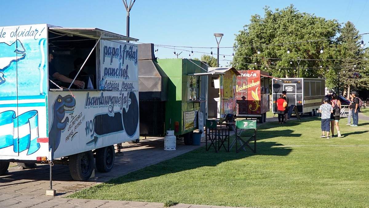 Food trucks en el predio que espera por la edición N°20 del corso de Zapala. Fuente: (Twitter)