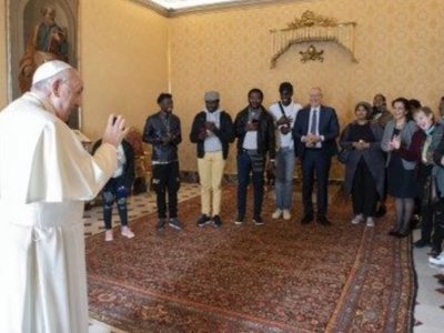 El Papa cumple con su agenda oficial el día de su 85 cumpleaños y recibe a un grupo de refugiados
