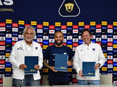 Dani Alves ganaba 6 millones de pesos al mes en Pumas