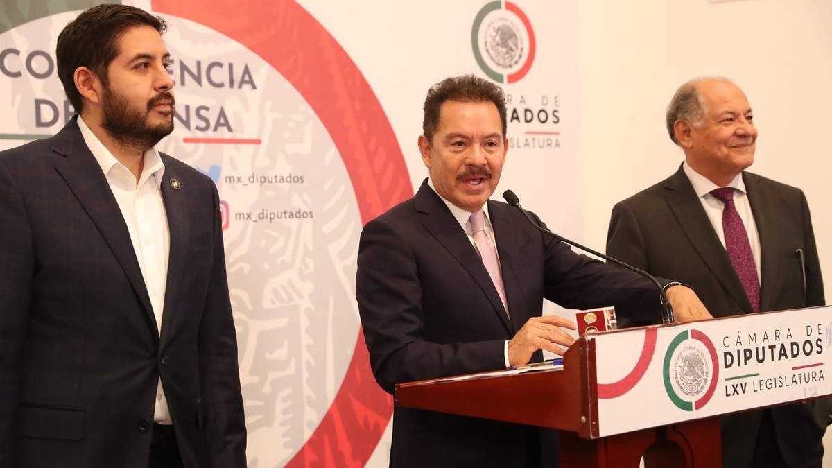 Ignacio Mier, flanqueado por los morenistas Hamlet Almaguer y Juan Ramiro Robledo