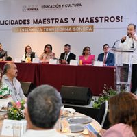 Gobernador Durazo reconoce vocación transformadora de las maestras y maestros en su día