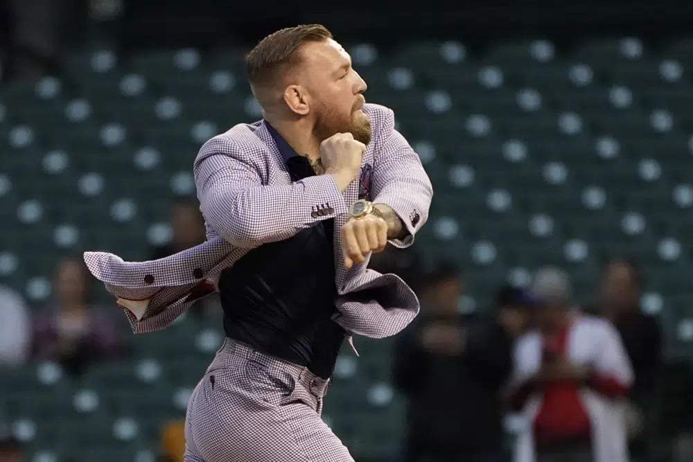 Conor McGregor, peleador de artes marciales mixtas, durante un lanzamiento ceremonial previo a un juego de béisbol en Chicago, el 21 de septiembre de 2022