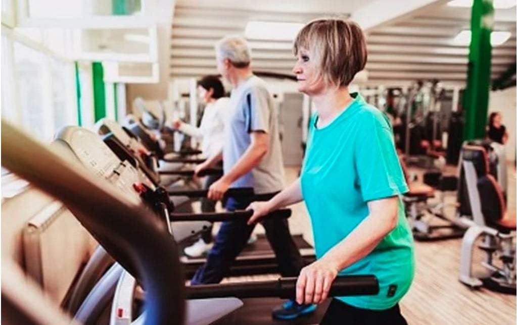 Mujer mayor hiendo ejercicio en un gimnasio