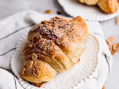 Croissants dulces rellenos con crema de manzana: preparalos así de fácil sin gastar en una cafetería