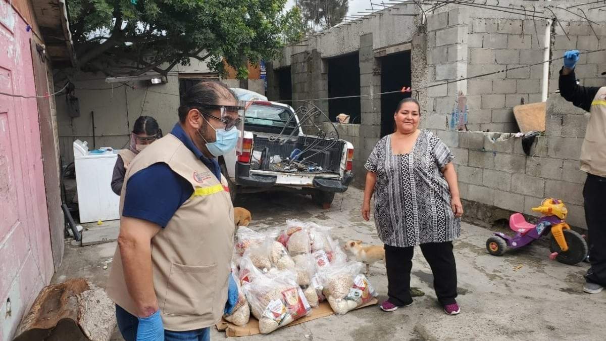 Diputado mexicano entrega dispensas. Fuente: (Twitter)