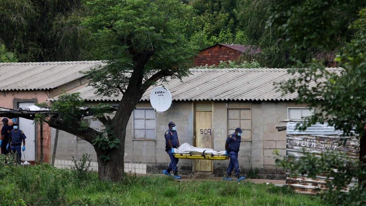 Policía sudafricana arresta a sospechoso de tiroteo masivo que mató a 12 personas, incluidos 3 niños