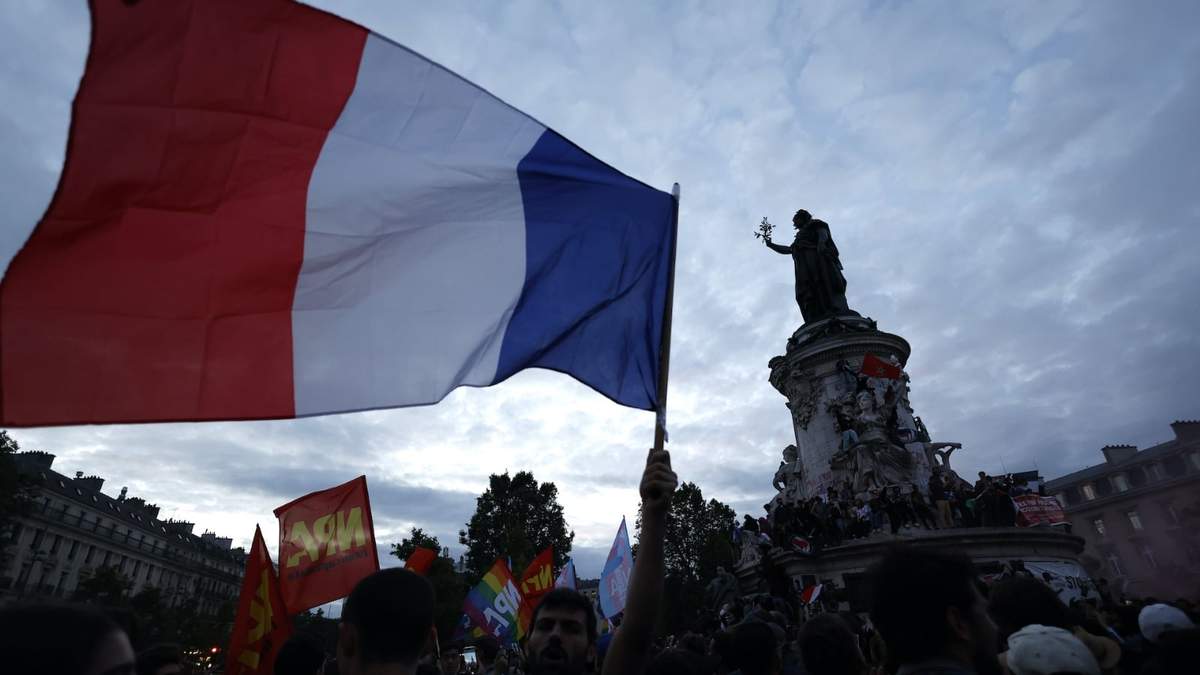 Personas se congregan en la plaza de la República para festejar los resultados preliminares de la segunda vuelta