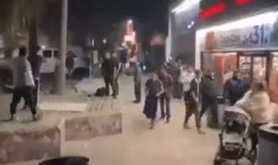 Joven enfrenta a los agresores con un arma de fuego