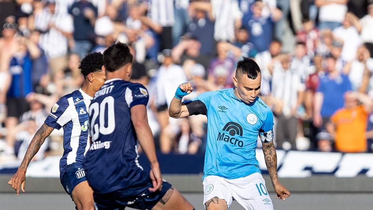 Lucas Zelarayán con el balón. Talleres y Belgrano empataron sin goles.