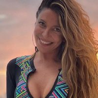 A sus 50 años, Mónica Ayos marca tendencia con sus microbikinis desde México