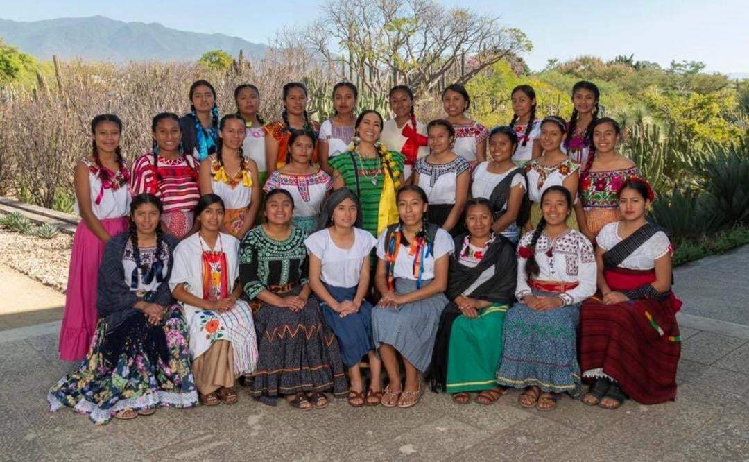 Lila Downs, con becarias del Fondo Guadalupe Musalem