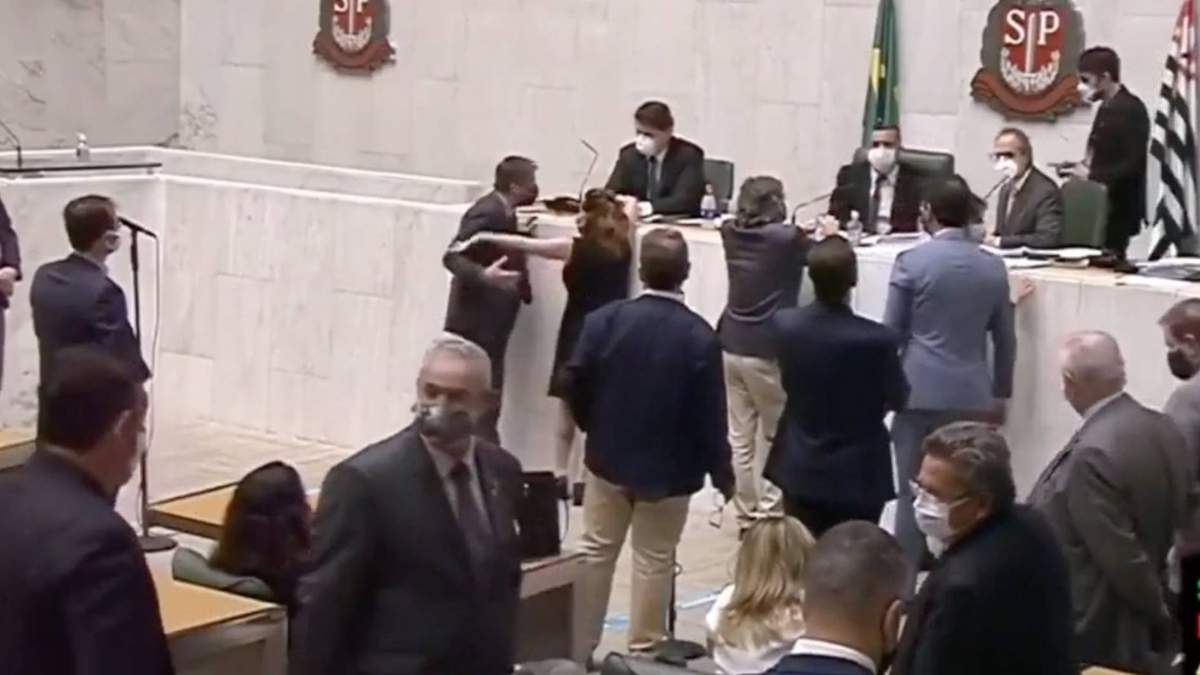 La diputada Isa Penna aparta a su homólogo Fernando Cury después de que éste la tocara