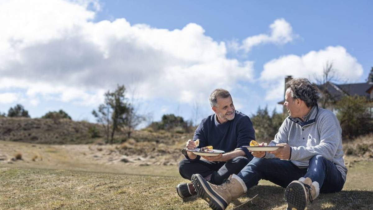 Los hermanos Petersen cocinan en Patagonia. Fuente: (Twitter)