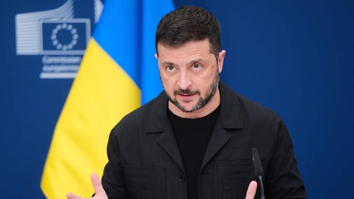 El presidente de Ucrania, Volodymyr Zelenskyy, habla durante una conferencia de prensa en la sede de la UE en Bruselas, Bélgica, el domingo 17 de agosto de 2025