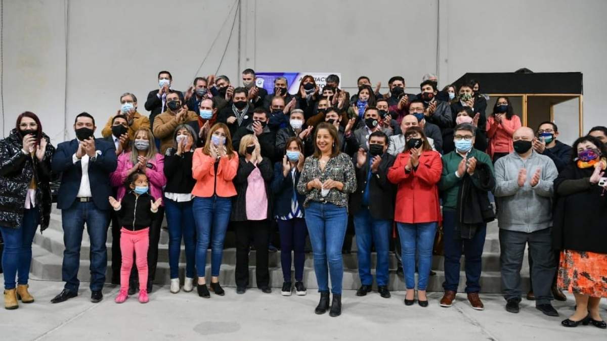 Arabela Carreras junto a la comunidad evangélica de Río Negro. Fuente: (Twitter)