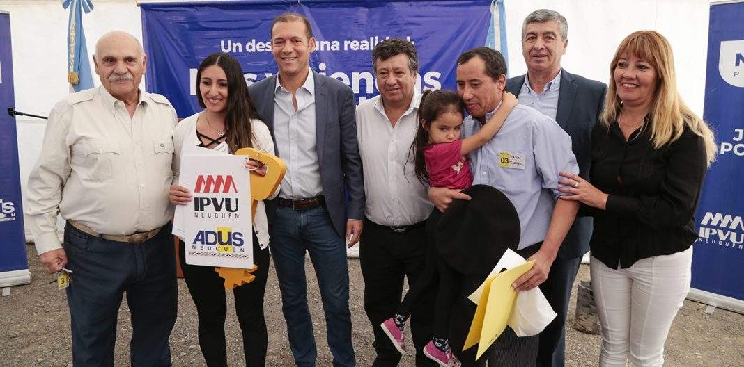 Omar Gutiérrez entregó viviendas en Chos Malal Fuente: (Twitter)