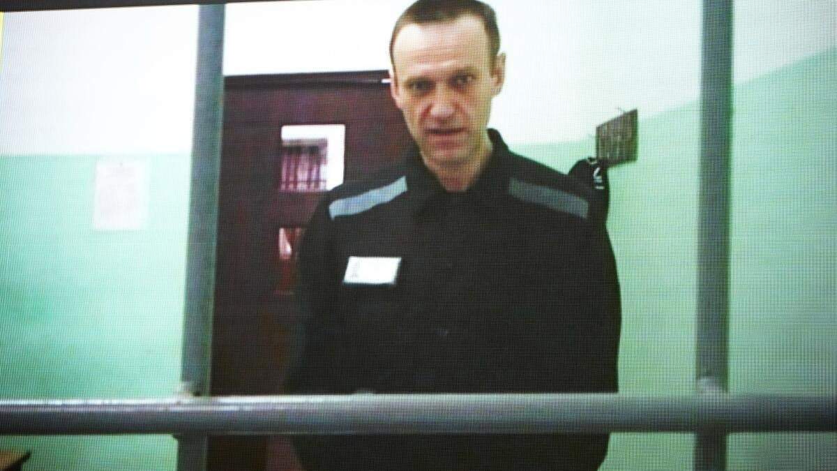 En esta imagen de archivo, el líder opositor ruso Alexei Navalny, visto en una pantalla durante su comparecencia por videoconferencia desde la colonia Melekhovo, en la región de Vladimir, en una vista en la Corte Suprema de Rusia