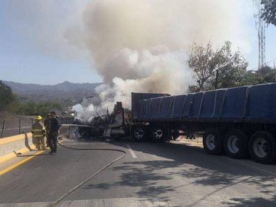 Hombres armados quemaron un tráiler y un camión en la zona urbana del puerto de Acapulco (Video)