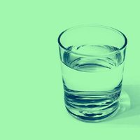 Con vasos de vidrio viejos que tenés en casa: creá estos portavelas con el toque más lujoso
