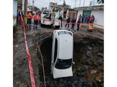 Automovilista queda “clavado” en socavón en calles de Xochimilco