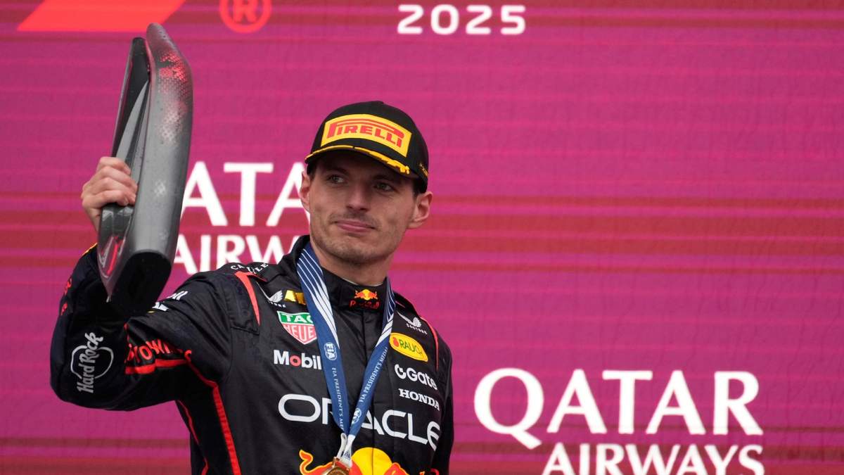 El neerlandés Max Verstappen de Red Bull camina al podio con el trofeo tras ganar el Gran Premio de Azerbaiyán el domingo 21 de septiembre del 2025
