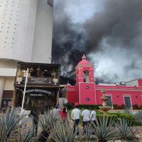Arde el hotel Kristal de Cancún; desalojan a mil turistas (Video)