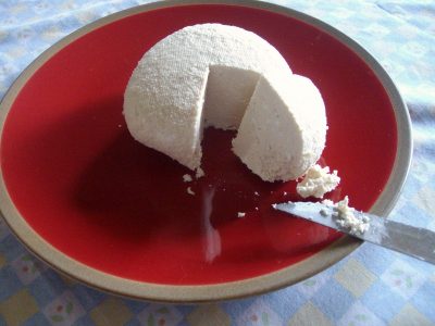 Hacé tu propio queso fresco casero con 3 ingredientes y muy fácil:la receta que cuida tu bolsillo y tu salud