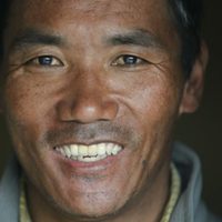 Guía sherpa bate su propio récord al escalar el Everest 28 veces